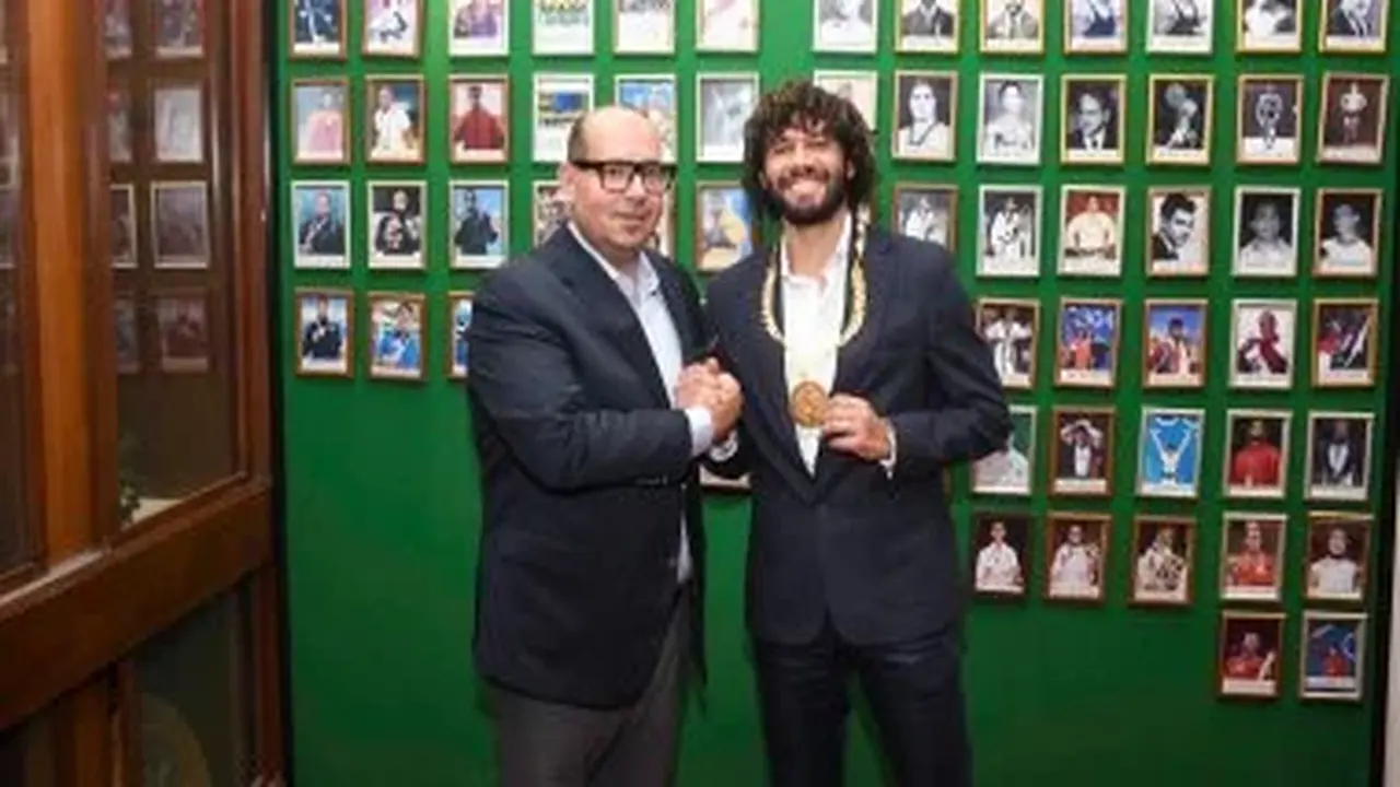 النني سفير اللجنة الأولمبية وياسر إدريس يمنحه القلادة الذهبية تعبيرًا عن تقدير القطاع الرياضي